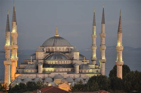 Sultanahmet Camii: Một Kiệt Tác Kiến Trúc Ottoman Lộng Lẫy và Nơi Gặp Gỡ Lịch Sử!